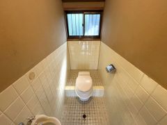 窓付きで自然光と風を取り込める明るいトイレ