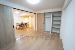 木目調のシンプルデザインで落ち着きと安らぎの空間に仕上げています。各部屋に収納が完備されているので、お荷物が増えても安心の設計です。