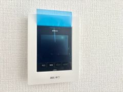 今や必需品となっておりますTVモニター付きインターホンです。録画・再生器のもついており防犯性もばっちりです。キッチン横にありワンタッチで外の方とお話ができますので便利です。
