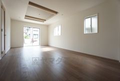 大きな窓のあるリビングは陽光あふれる明るい空間です。居心地良く、ご家族皆がゆったり寛げる憩いの空間となりそうです。