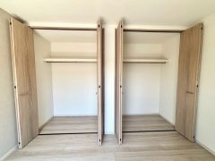 壁一面には大容量のクローゼットを完備
