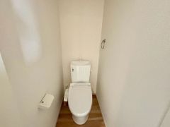 ウォシュレット付きトイレです。1階2階の2ヶ所にトイレがあるので、忙しい朝にもゆとりができますね＾＾