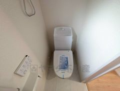 ウォシュレット付きトイレです。1階2階の2ヶ所にトイレがあるので、忙しい朝にもゆとりができますね＾＾ 温水洗浄便座リモコン付き。