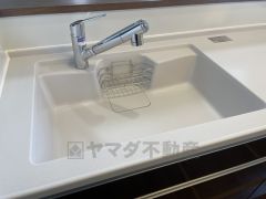 キッチンシンクは洗剤やスポンジを収納出来るラック付き。広さも確保しているので、大きなお鍋も洗いやすいですね。