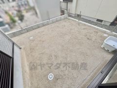 日光浴やガーデニングはもちろん、リビング・隣接する洋室から姿が見守れるのでお子さまの外遊びの場としても安心です