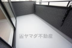 陽当たりの良いバルコニーです。お洗濯やお布団干しはもちろん、日光浴スペースにも。足元は防水工事施工済です。