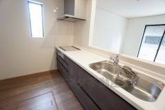 収納も、作業スペースも広々と設けられた使いやすいシステムキッチンです＾＾カウンターキッチンなので、ご家族と会話をしながら楽しくお料理ができます＾＾