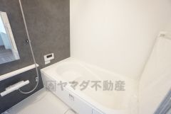 1日の疲れを癒すくつろぎのバスルーム。足を伸ばしてもゆったりと入れるサイズです。お子様と一緒にお風呂に入っても狭くないですね^^