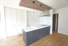 おしゃれなキッチンを中心とした開放的なリビング。お友達や親せきをお招きするのも楽しみです＾＾