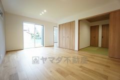 大きな掃き出し窓のあるリビングは、陽光あふれる明るい空間です。ゆったりと寛げる憩いの場となりそうです。