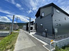 前面道路。幅は約5ｍ、東側。