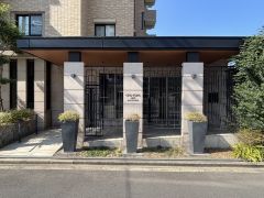 洗練されたデザインのエントランス。