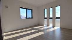 寛ぎの時間を紡ぎだす主寝室は、大型ベッドを置いても余裕の広さを確保しています。