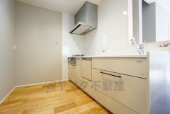 同仕様写真。現況と異なる場合は現況を優先します。リビングダイニングを見渡せるキッチンです。