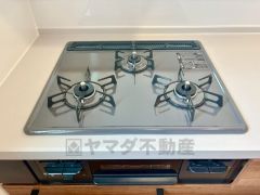 3種類の料理が同時に調理できる、3口ガスコンロ。忙しい夕食の支度時間が短縮できて効率よくお料理が楽しめます。