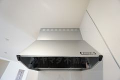 お手入れが簡単なスリム型レンジフードです。調理により発生する油煙や臭いを吸い込み、屋外へ排気してくれます。