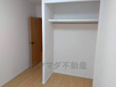 大きめのクローゼットがついた使いやすい洋室です。すっきりと整理整頓できるので気持ちよくすごせます＾＾