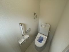 温水洗浄機付トイレです。トイレは2ヶ所設けられているので、来客時にも気兼ねなく使えますね。
