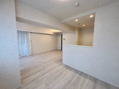 大きな窓からの光が広がる開放感あるリビング空間