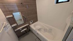 1日の疲れを癒すくつろぎのバスルーム。足を伸ばしてもゆったりと入れるサイズです。お子様と一緒にお風呂に入っても狭くないですね。