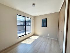バルコニーに面していて日当たりがよく、寝室としての利用もおすすめです＾＾大容量のクローゼットも完備