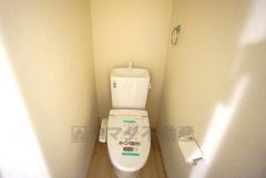 ウォシュレット付きトイレです。1階2階の2ヶ所にトイレがあるので、忙しい朝にもゆとりができますね＾＾ 温水洗浄便座リモコン付き。