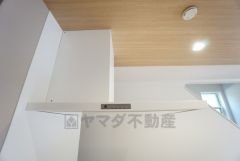 お手入れが簡単なスリム型レンジフードです。調理により発生する油煙や臭いを吸い込み、屋外へ排気してくれます。
