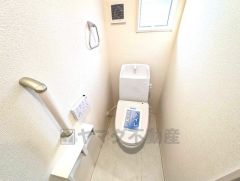 ウォシュレット付きトイレです。1階2階の2ヶ所にトイレがあるので、忙しい朝にもゆとりができますね＾＾