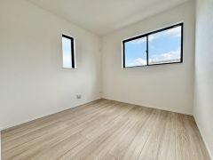 2面採光を確保した明るい室内で、爽やかな風を感じながら目覚める朝は、心地よく一日をスタートできる贅沢なひととき。快適でゆとりある暮らしの始まりにふさわしい住空間です。