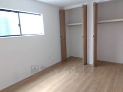 大容量のクローゼット。季節ごとのお洋服全てを収納できるので、衣替えも楽になりますね＾＾