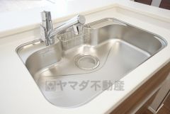 大きなお鍋も楽々洗える幅の広いシンクです＾＾ステンレスシンクなので簡単にお掃除できますよ。洗剤やスポンジもすっきりできる収納付き。