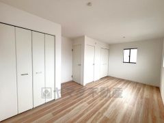  大きめのクローゼットがついた使いやすい洋室です。すっきりと整理整頓できるので気持ちよくすごせます＾＾