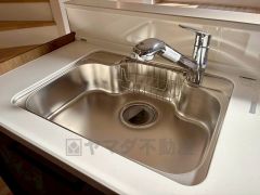 大きなお鍋も楽々洗える幅の広いシンクです＾＾ステンレスシンクなので簡単にお掃除できますよ。洗剤やスポンジもすっきりできる収納付き。