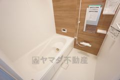 1日の疲れを癒すくつろぎのバスルーム。足を伸ばしてもゆったりと入れるサイズです。お子様と一緒にお風呂に入っても狭くないですね＾＾