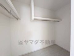 大容量のウォークインクローゼット。季節ごとのお洋服全てを収納できるので、衣替えも楽になります。お洋服好きの方にもおすすめです。