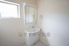 三面鏡にハンドシャワー付きで使いやすい洗面台です＾＾鏡裏と洗面ボウル下に収納付きの洗面台なので、整理整頓ができスッキリと使えます＾＾