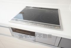 お手入れのしやすいIHクッキングヒーターです。3口コンロなので、効率よくお料理が楽しめます。毎日のお料理も楽しくなりますね＾＾