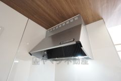 お手入れが簡単なスリム型レンジフードです。調理により発生する油煙や臭いを吸い込み、屋外へ排気してくれます。
