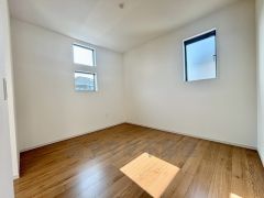 2階5.7帖の洋室。WIC完備しているので、収納力が高いお部屋です。 お子様のお部屋や書斎としてもお勧めです。