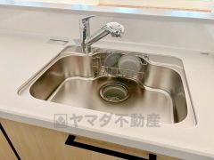 大きなお鍋も楽々洗える幅の広いシンクです＾＾ステンレスシンクなので簡単にお掃除できますよ。洗剤やスポンジもすっきりできる収納付き。