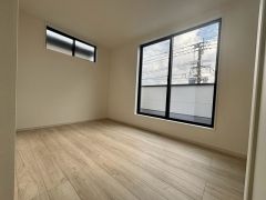 バルコニーに面した明るいお部屋です。居室としてももちろん、収納や書斎、お子様のプレイスペースにも＾＾使い勝手が良さそうです