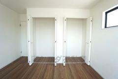大容量のウォークインクローゼット。季節ごとのお洋服全てを収納できるので、手間のかかる衣替えも楽になりますね＾＾