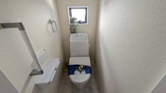 ウォシュレット付きトイレです。1階2階の2ヶ所にトイレがあるので、忙しい朝にもゆとりができますね＾＾