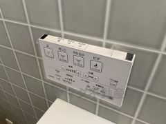 壁リモコンタイプのウォシュレット付き。すっきりした見た目で、トイレ奥の掃除もしやすいです。