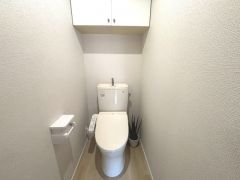 ウォシュレット、暖房便座、節電・節水機能など、使い勝手のよい高機能トイレです。