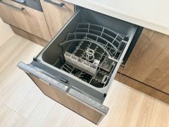 炊事時間を大幅に短縮できる食器洗浄乾燥機付き＾＾食器を洗う手間が減るので家族とのコミュニケーションの時間や自分の時間が増えますね。