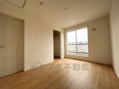 暖かい日差しが差し込む洋室。たっぷり収納できるクローゼット付きでお部屋の中をすっきりと快適に保てます。
