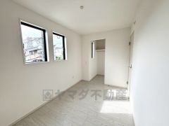 大きめのクローゼットがついた使いやすい洋室です。すっきりと整理整頓できるので気持ちよくすごせます＾＾