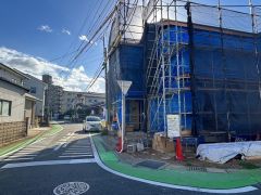 南東側約6～6.4ｍの公道に面しています。