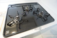 同時にたくさんの料理が調理できる3口コンロ。長時間熱を通しておきたい煮込み料理を作りながら、炒め物など同時進行で進められます。